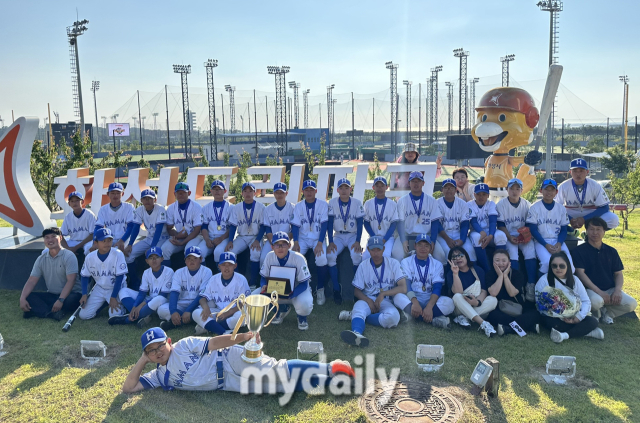 함안베이스볼클럽 유소년야구단 선수들이 2024 화성시장배 전국유소년야구대회에서 우승한 뒤 기념 촬영을 하고 있다. /