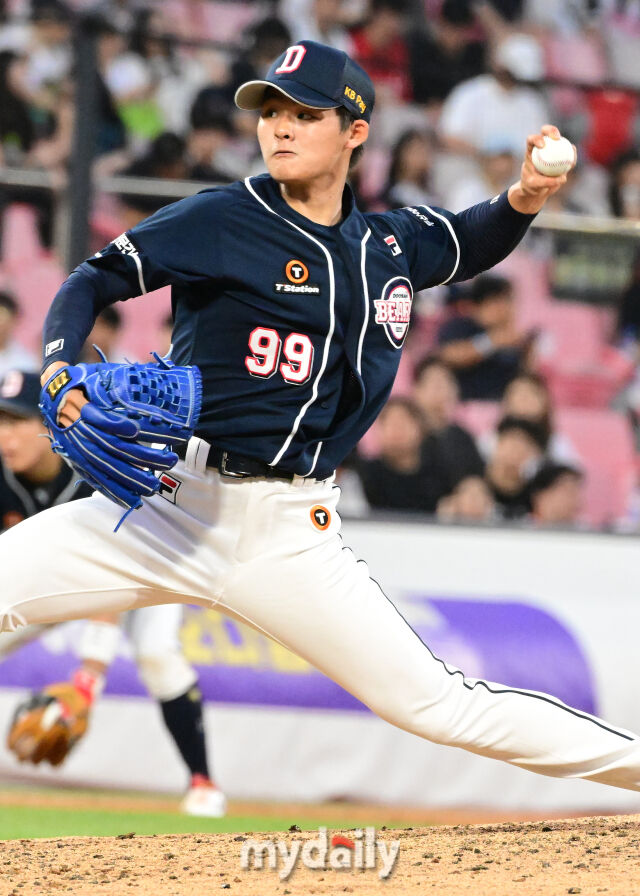 2024년 7월 11일 오후 경기도 수원 KT위즈파크에서 진행된 ‘2024 신한 SOL Bank KBO리그’ 두산-KT의 경기. 두산 이교훈이 구원 등판해 역투를 펼치고 있다./마이데일리