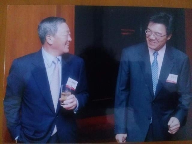 고 구본무 LG회장(왼쪽)과 정상국 전 LG 부사장이 서로를 마주보며 환하게 웃고 있다. /정상국 전 LG 부사장 SNS