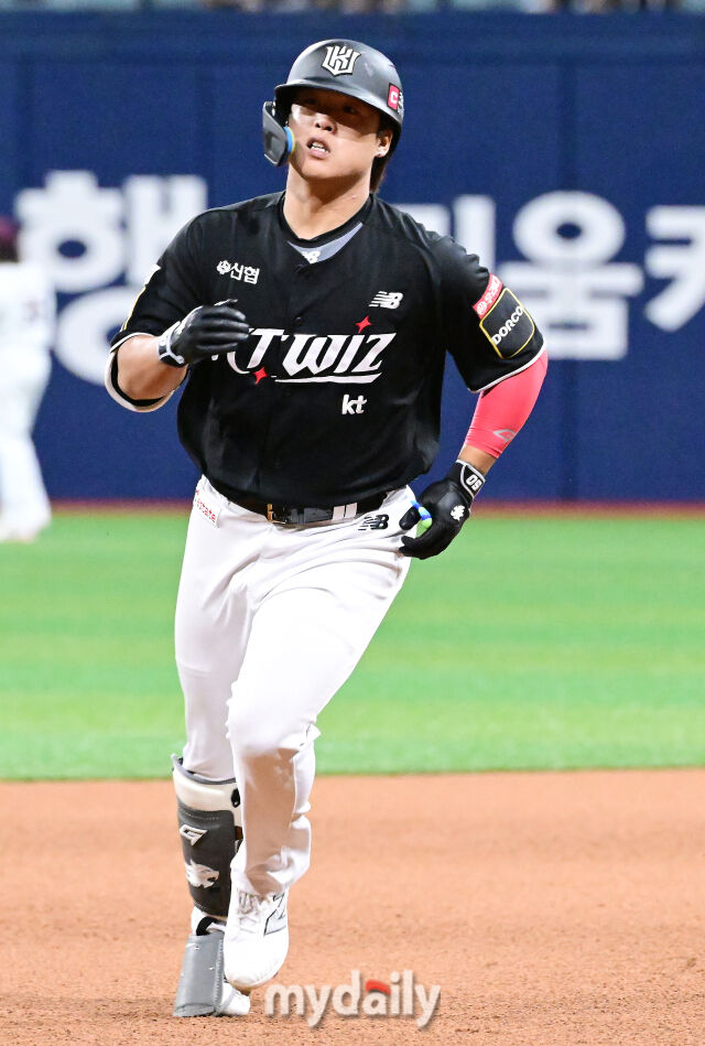 2024년 7월 17일 오후 서울 고척스카이돔에서 진행된 ‘2024 신한 SOL Bank KBO리그’ KT-키움의 경기. KT 강백호가 6회초 2사 1루에서 키움 김동혁을 상대로 투런 홈런을 때린 뒤 그라운드를 돌고 있다./마이데일리