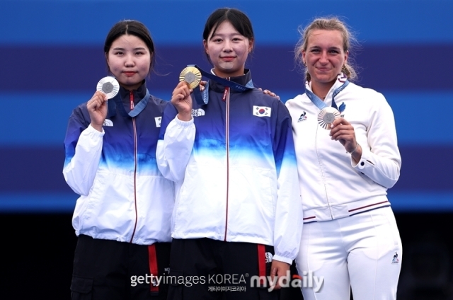 2024 파리 올림픽 양궁 개인전에서 금메달을 획득한 임시현과 은메달을 획득한 남수현이 시상대에서 기념사진을 찍고 있다./게티이미지코리아