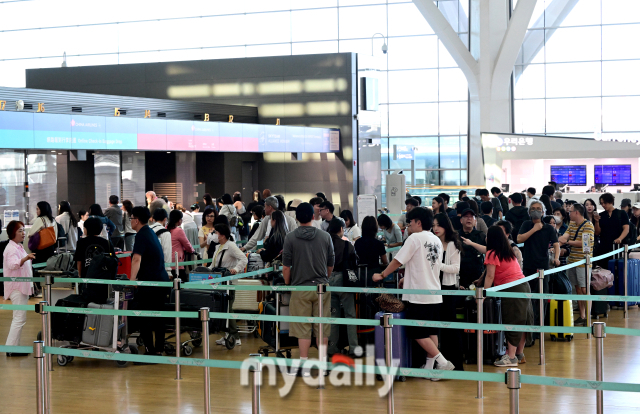 지난해 9월 28일 오전 관광객들이 인천국제공항 2터미널을 통해 출국하고 있다. /유진형 기자