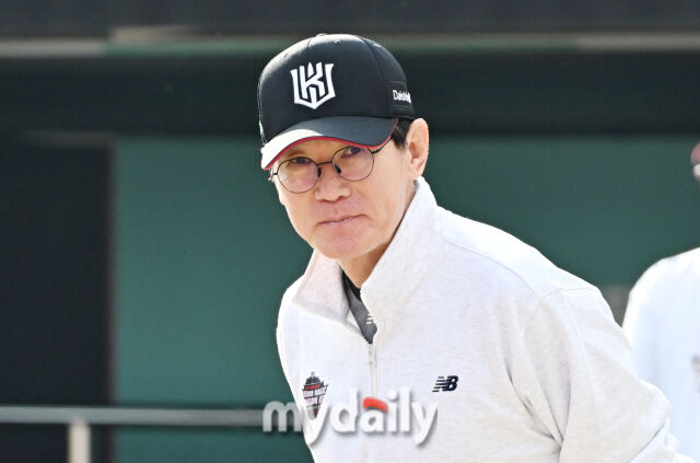 kt 이강철 감독이 8일 오후 경기도 수원시 조원동 수원kt위즈파크에서 진행되는 