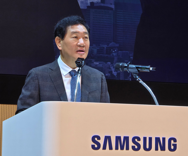 11월 1일 삼성전자 수원 디지털시티에서 열린 삼성전자 창립 55주년 기념식에서 한종희 대표이사 부회장가 기념사를 전하고 있다. /삼성전자