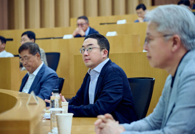 구광모 LG그룹 회장(가운데)과 신학철 LG화학 CEO 부회장(왼쪽), 권봉석 LG 최고운영책임자(COO) 부회장이 경기도 이천 LG인화원에서 열린 사장단 워크숍에 참석했다. /LG