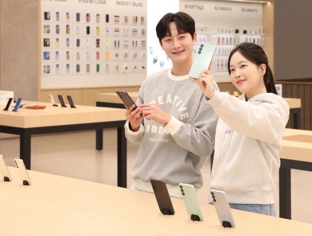 삼성전자 모델이 삼성스토어에서 갤럭시 A16 LTE로 셀피를 촬영하고 있다. /삼성전자