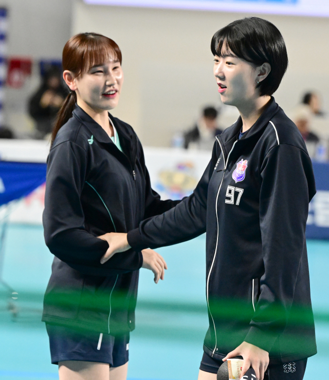 한국도로공사 강소휘와 GS칼텍스 안혜진이 경기 전 반갑게 인사하고 있다 / KOVO(한국배구연맹)