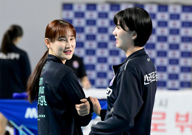 한국도로공사 강소휘와 GS칼텍스 안혜진이 경기 전 반갑게 인사하고 있다 / KOVO(한국배구연맹)