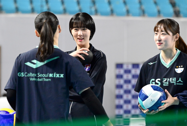 한국도로공사 강소휘가 경기 전 GS칼텍스 옛 동료들과 반갑게 인사하고 있다 / KOVO(한국배구연맹)