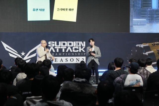 김태현 총괄 디렉터(오른쪽)가 발표를 진행하고 있다. /넥슨