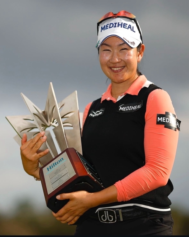 LPGA 투어 시즌 개막전 정상에 오른 김아림이 우승 트로피를 들고 기념 촬영을 하고 있다. /LPGA 투어 SNS 캡처