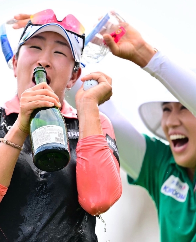 LPGA 투어 시즌 개막전 정상에 오른 김아림의 샴페인 샤워 세리머니 모습. /LPGA 투어 SNS 캡처