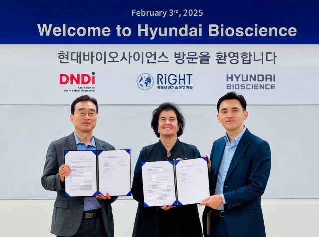 왼쪽부터 오상기 현대바이오사이언스 대표, 이사벨라 히베이로 DNDi 바이러스 질환 클러스터 디렉터, 다이스케 이모토 DNDi 비지니스 개발 및 제휴 관리 디렉터. /현대바이오사이언스