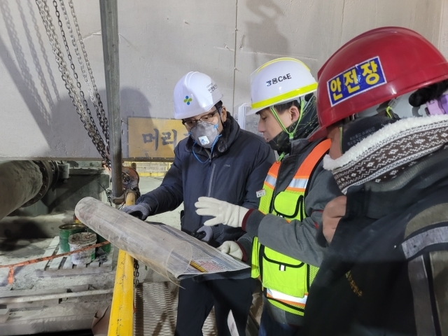 김종석 안전보건공단 강원동부지사장(맨 왼쪽)이 5일 관내 대표 시멘트 제조사를 방문해 안전 점검을 실시하고 있다./안전보건공단 강원동부지사