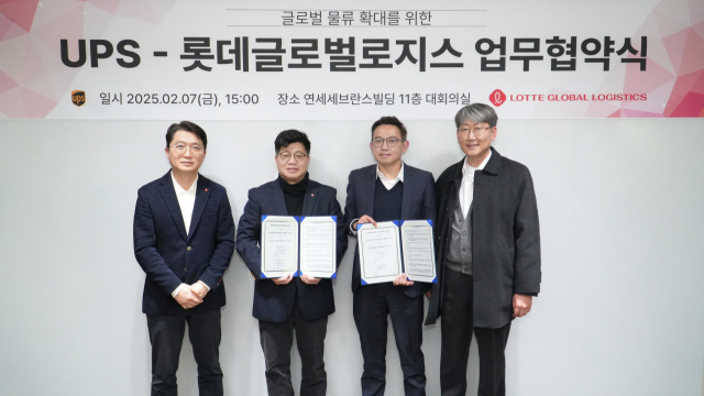 지난 7일 롯데글로벌로지스-UPS 업무협약식에서 왼쪽부터 정진영 롯데글로벌로지스 라스트마일본부장, 강병구 롯데글로벌로지스 대표이사, 샘 헝 UPS 대한민국·일본·타이완 담당 사장(Managing Director), 서보국 UPS Korea 사장 등이 기념사진을 찍고 있다. /롯데글로벌로지스
