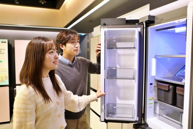 롯데백화점 본점 8층 삼성전자 매장에서 예비 신혼부부가 혼수 가전을 살펴보고 있다. /롯데백화점