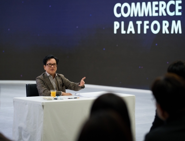 이재현 CJ그룹 회장이 지난 7일 서울 서초구 CJ온스타일 본사에서 직원들을 만나 격려하고 있다. /CJ그룹 