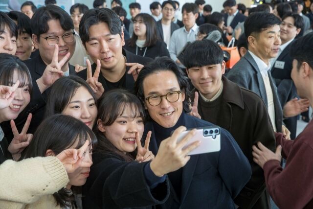 조현범 한국앤컴퍼니그룹 회장(가운데)이 지난 2월 11일 대전광역시 유성구 소재 하이테크 연구소 테크노돔에서 열린 신입사원 환영행사(PLWD)에 참가해 직원들과 사진 촬영을 하고 있다. /한국앤컴퍼니그룹