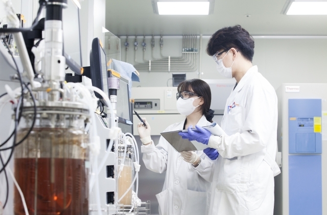 SK바이오사이언스는 글로벌 감염병 위기에 대응코자 세계보건기구(WHO)가 주관한 ‘SARS 바이러스 국제표준물질 확립을 위한 공동 연구’에 유일한 민간 기업으로 참여, 성공적으로 프로젝트를 완료했다. /SK바이오사이언스