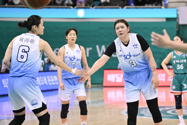 최이샘과 타니무라 리카./WKBL