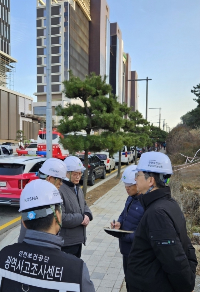 안종주 안전보건공단 이사장(가운데)이 14일 부산 기장군에 위치한 오시리아 관광단지 내 별장형 콘도 신축공사 화재사고 현장을 방문해 사고 현장 상황을 신속하게 파악하고 위기대응조직을 현장지휘 했다./안전보건공단