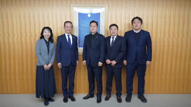 지난 1월 14일, 함저협은 JASRAC과의 실무회의 참석에 앞서 집행부간 상견례를 가졌다. 사진은 (왼쪽부터) JASRAC의 스코 마나미 국제부 상무이사, 이자와 카즈마사 이사장, 함저협의 박혁철 전무이사, 김동현 본부장, 이태진 국제법무국장. / 일본음악저작권협회 제공