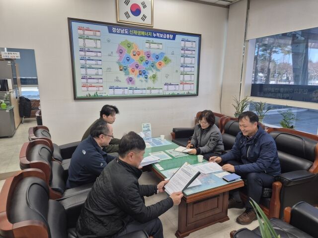 안전보건공단 경남지역본부(본부장 김종길)는 한국에너지공단 경남지역본부(본부장 배상석)와 태양광 설치공사 중 발생하는 추락재해예방을 위한 협력방안을 논의하기 위해 지난 18일 간담회를 개최했다고 19일 밝혔다./안전보건공단 경남지역본부