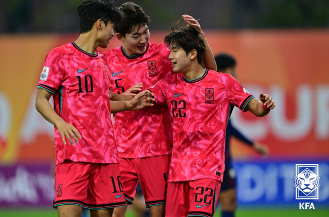 윤도영(오른쪽)이 태국전에서 동점골을 잡아낸 뒤 동료들과 기쁨을 나누고 있다. /대한축구협회 제공