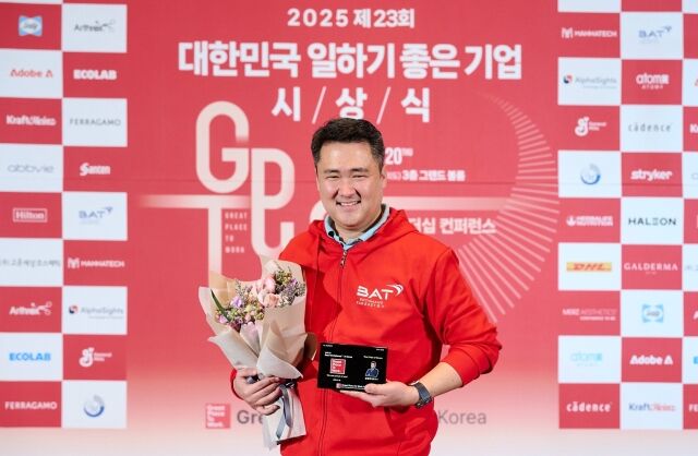 ‘2025 대한민국 일하기 좋은 기업’ 시상식에서 송영재 BAT로스만스 대표가 기념촬영을 하고 있다. /BAT로스만스