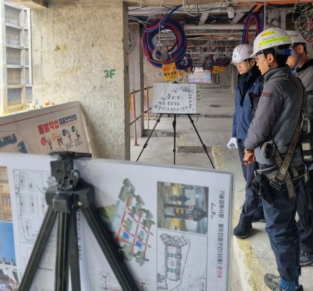 이창호 안전보건공단 교육홍보이사(맨 왼쪽)가 28일 서울 롯데건설 이촌 현대아파트 리모델링 공사장을 방문해 현장 관계자들과 노·사 합동 안전점검을 실시하고 있다./안전보건공단 서울광역본부