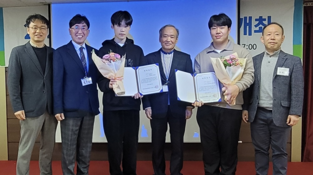 왼쪽 두번째부터 홍순명 한국환경기술사회 회장, 서현우군, 기문봉 백강환경장학재단 이사장, 전현수군./한국환경기술사회