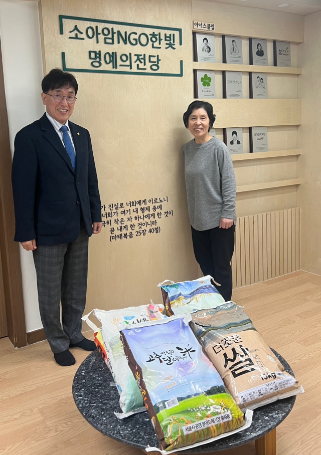 홍순명 한국환경기술사회 회장(왼쪽)이 2일 서울 신촌에 위치한 ‘소아암NGO한빛’을 방문해 쌀 60Kg을 후원했다./한국환경기술사회