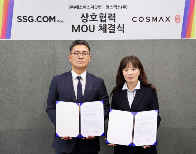 김일선 SSG닷컴 패션뷰티담당(오른쪽)과 최재우 코스맥스 마케팅부문장이 업무협약 체결 후 기념사진을 촬영하고 있다. /SSG닷컴 