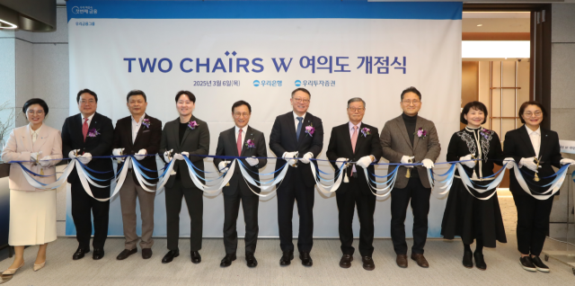 6일 여의도 TP타워에서 정진완(왼쪽 여섯번째)우리은행장을 비롯한 여러 관계자들이 ‘투체어스W여의도’개점을 축하하는 기념촬영을 하고 있다./우리은행