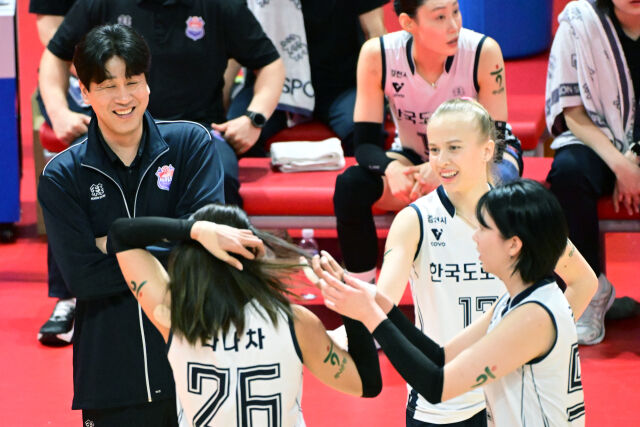 한국도로공사 김종민 감독이 타나차가 다시 머리를 묶는 모습을 보면서 너털 웃음을 짓고 있다. / 한국배구연맹(KOVO)