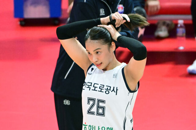 테일러 오픈 아웃으로 판정된 뒤 홀가분한 마음으로 경기 준비하는 타나차 / 한국배구연맹(KOVO)
