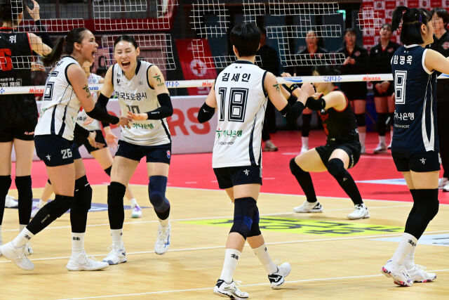 시즌 첫 4연승을 기록한 한국도로공사 선수들이 경기에서 승리한 뒤 기뻐하고 있다. / 한국배구연맹(KOVO)