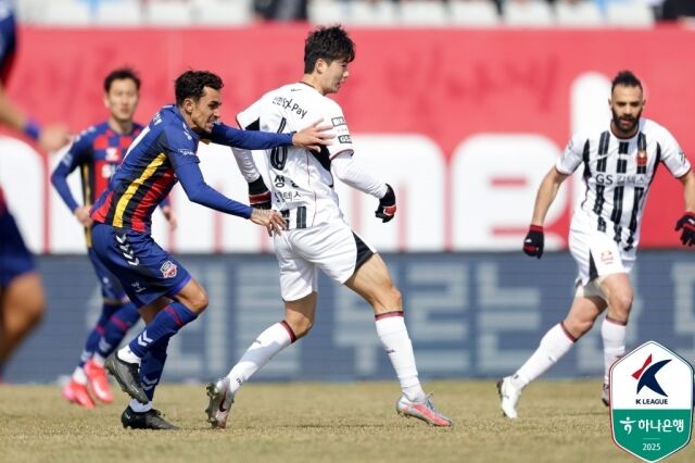 수원FC와 FC서울의 경기 모습/한국프로축구연맹