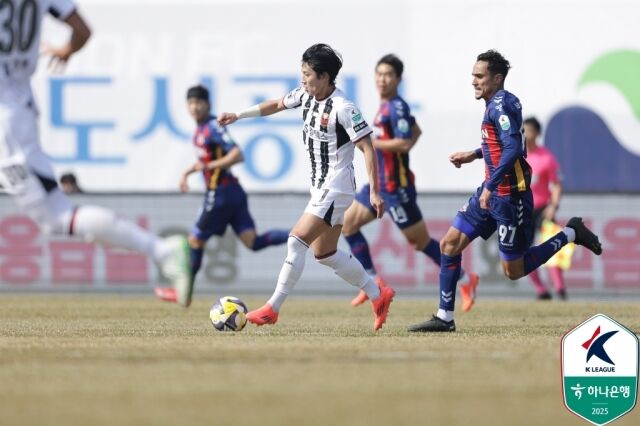 수원FC와 FC서울의 경기 모습/한국프로축구연맹