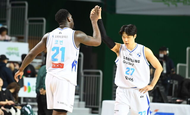 코피 코번과 윤성원./KBL