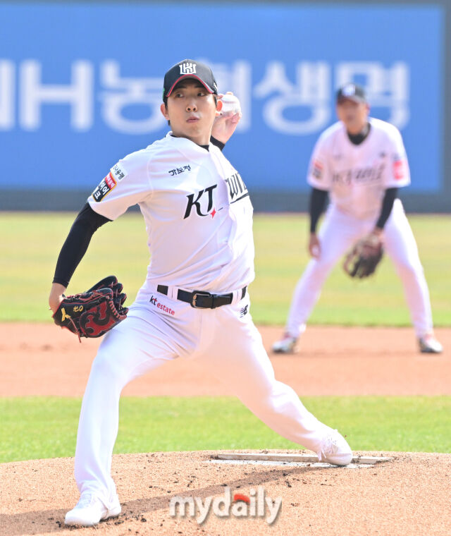 2025년 3월 9일 오후 경기도 수원KT위즈파크에서 2025 신한 SOL뱅크 KBO 리그 시범경기 KT 위즈와 LG 트윈스의 경기가 열렸다. KT 선발투수 오원석이 역투하고 있다./마이데일리