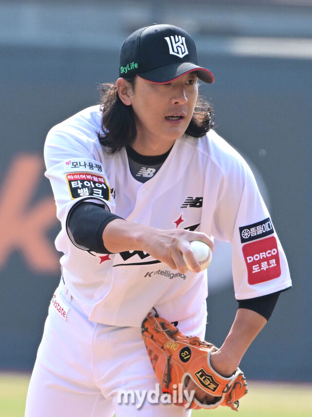 2025년 3월 9일 오후 경기도 수원KT위즈파크에서 2025 신한 SOL뱅크 KBO 리그 시범경기 KT 위즈와 LG 트윈스의 경기가 열렸다. KT 최동환이 4회초 구원등판해 역투하고 있다./마이데일리