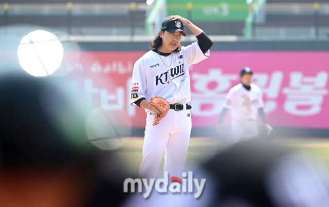 2025년 3월 9일 오후 경기도 수원KT위즈파크에서 2025 신한 SOL뱅크 KBO 리그 시범경기 KT 위즈와 LG 트윈스의 경기가 열렸다. KT 최동환이 4회초 구원등판해 투구를 준비하고 있다./마이데일리