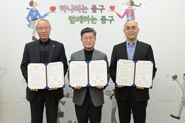 지난 7일 서울 중구청 본관 3층 구청장실에서 진행된 업무협약식에서 오른쪽부터 안성일 락앤락 전무, 김길성 중구청장, 정형석 밀알복지재단 상임대표가 기념사진을 찍고 있다. /락앤락