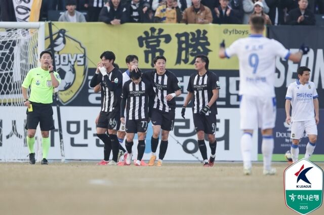 성남FC 이정빈이 득점 후 동료들과 세리머니를 하고 있다./한국프로축구연맹