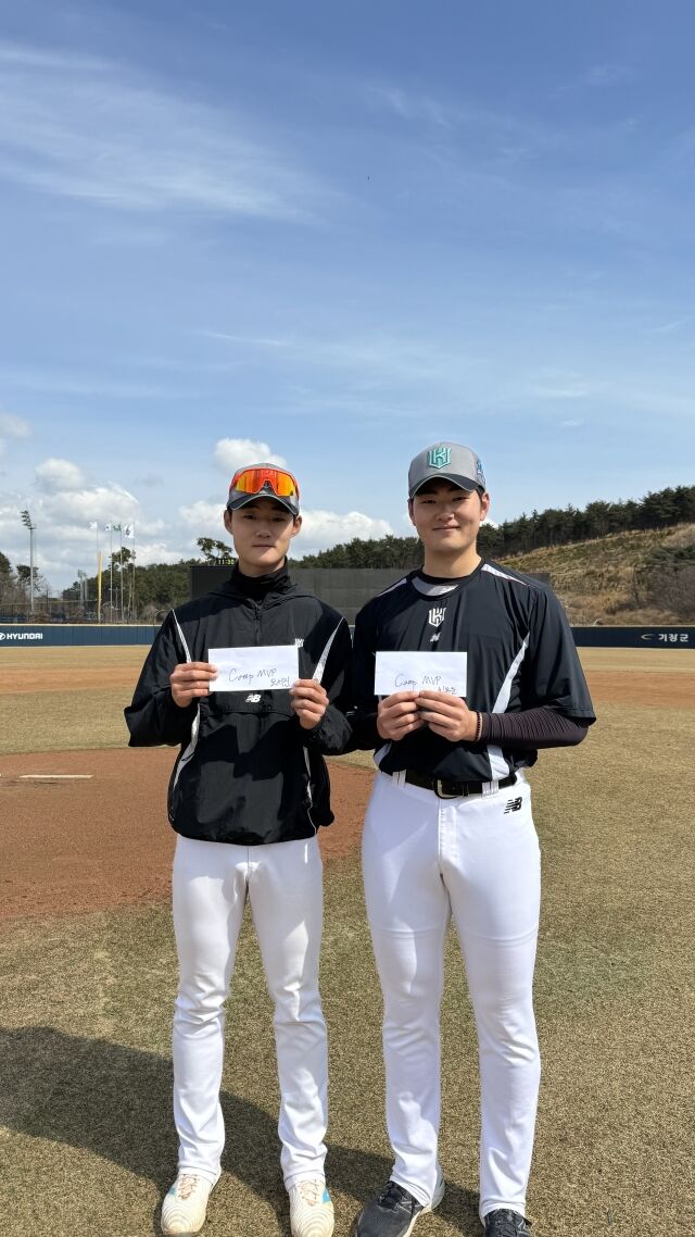 퓨처스 스프링캠프 우수 선수로 선정된 오서진(왼쪽)과 최용준(오른쪽)./KT 위즈