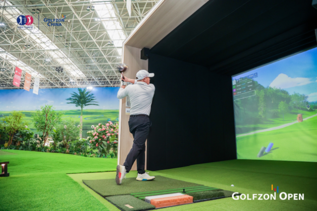 중국 실내 골프 오픈 & GOLFZON 중국 오픈‘ 예선전에서 골퍼가 스크린구역에서 티샷을 하고 있다. /골프존