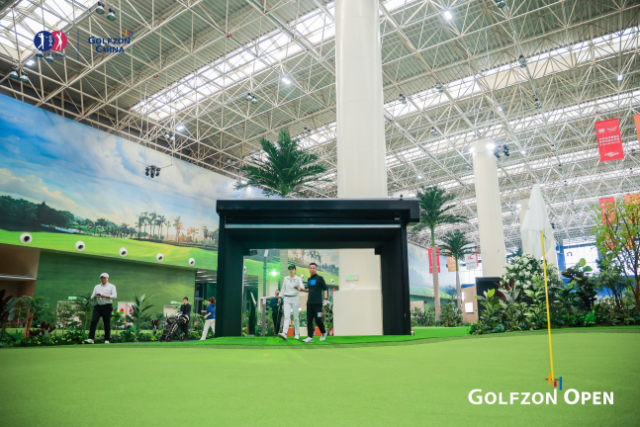 중국 실내 골프 오픈 & GOLFZON 중국 오픈‘ 예선전에서 참가 선수들이 스크린 티샷 이후 경기를 위해 그린존으로 이동하고 있다. /골프존