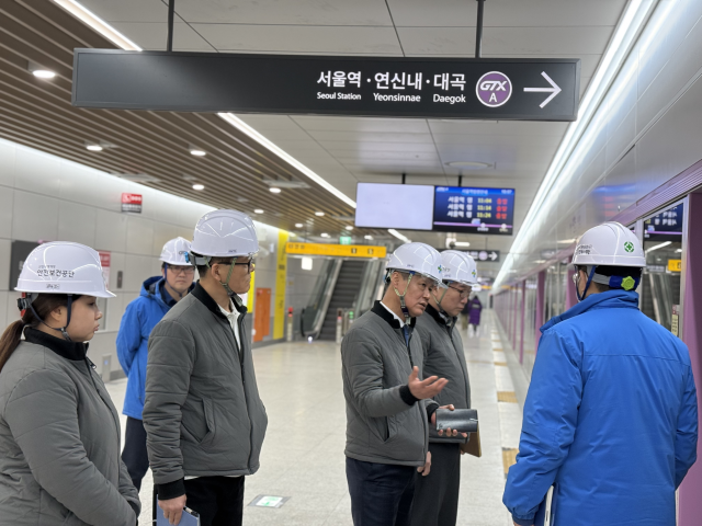10일 윤기한 안전보건공단 고양파주지사장(오른쪽 세번째)이 GTX-A 노선 킨텍스역을 대상으로 안전일터 조성을 위한 캠페인을 진행하고 있다./안전보건공단 고양파주지사