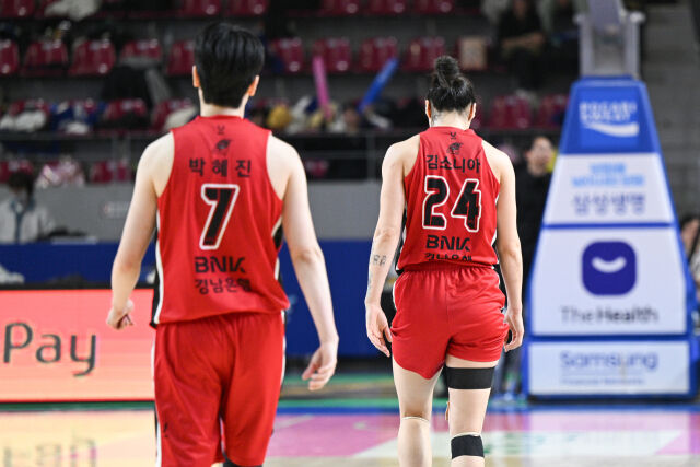 부산 BNK 썸 박혜진, 김소니아./WKBL